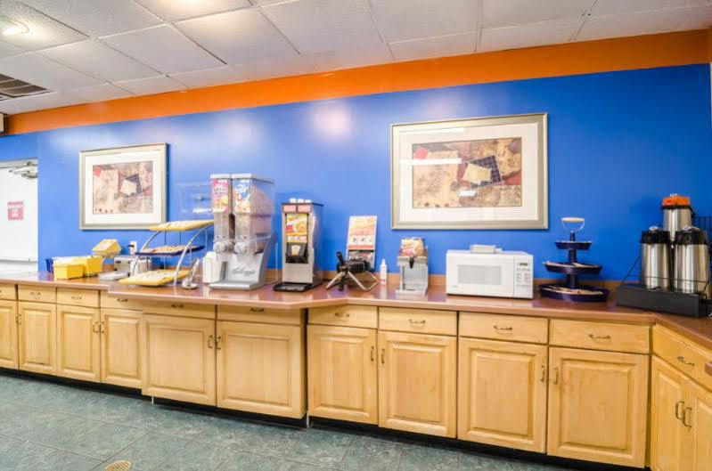 Rodeway Inn & Suites Greensboro Southeast Екстер'єр фото